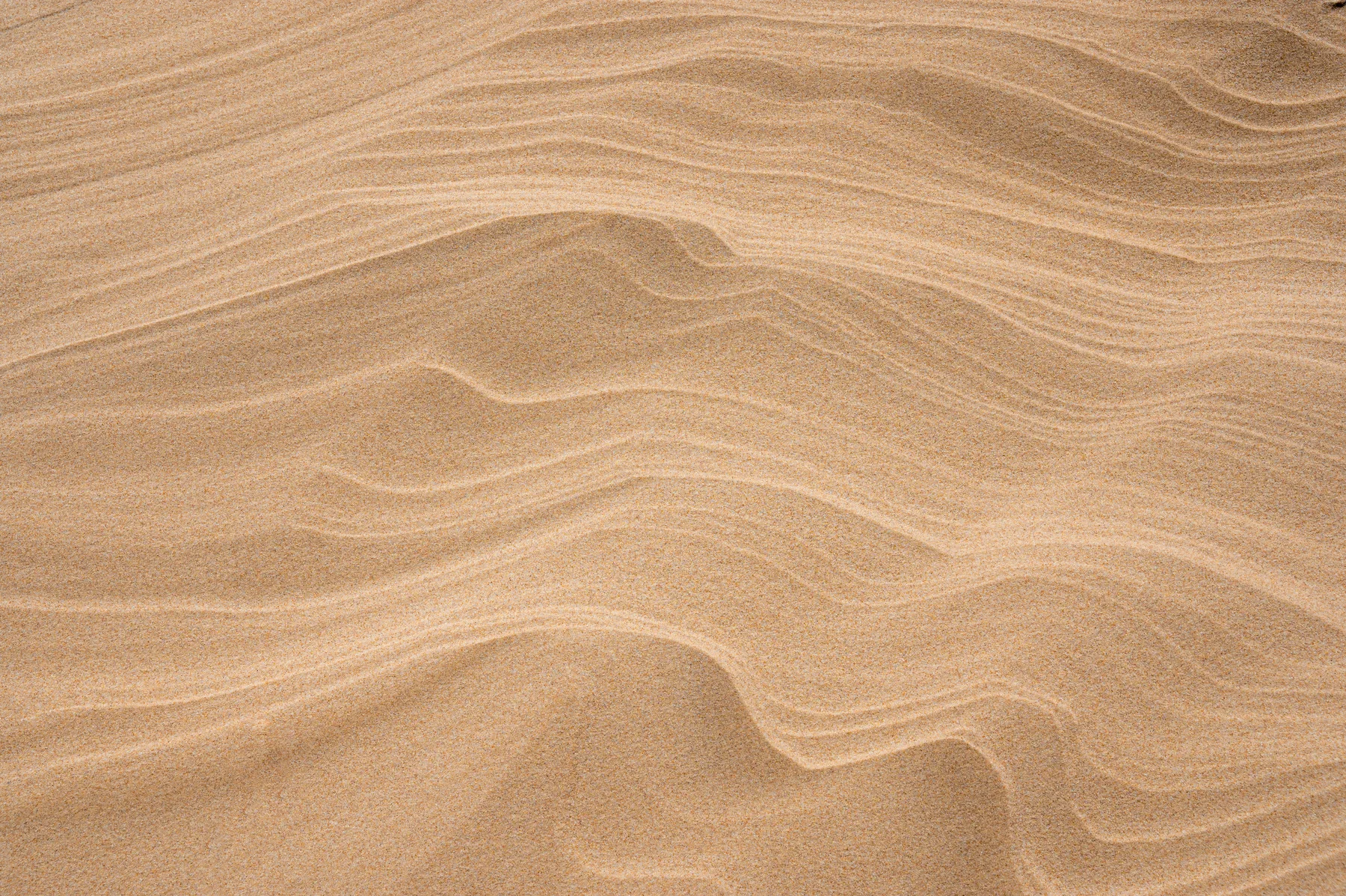 Feine Sandlinien in warmem Beige