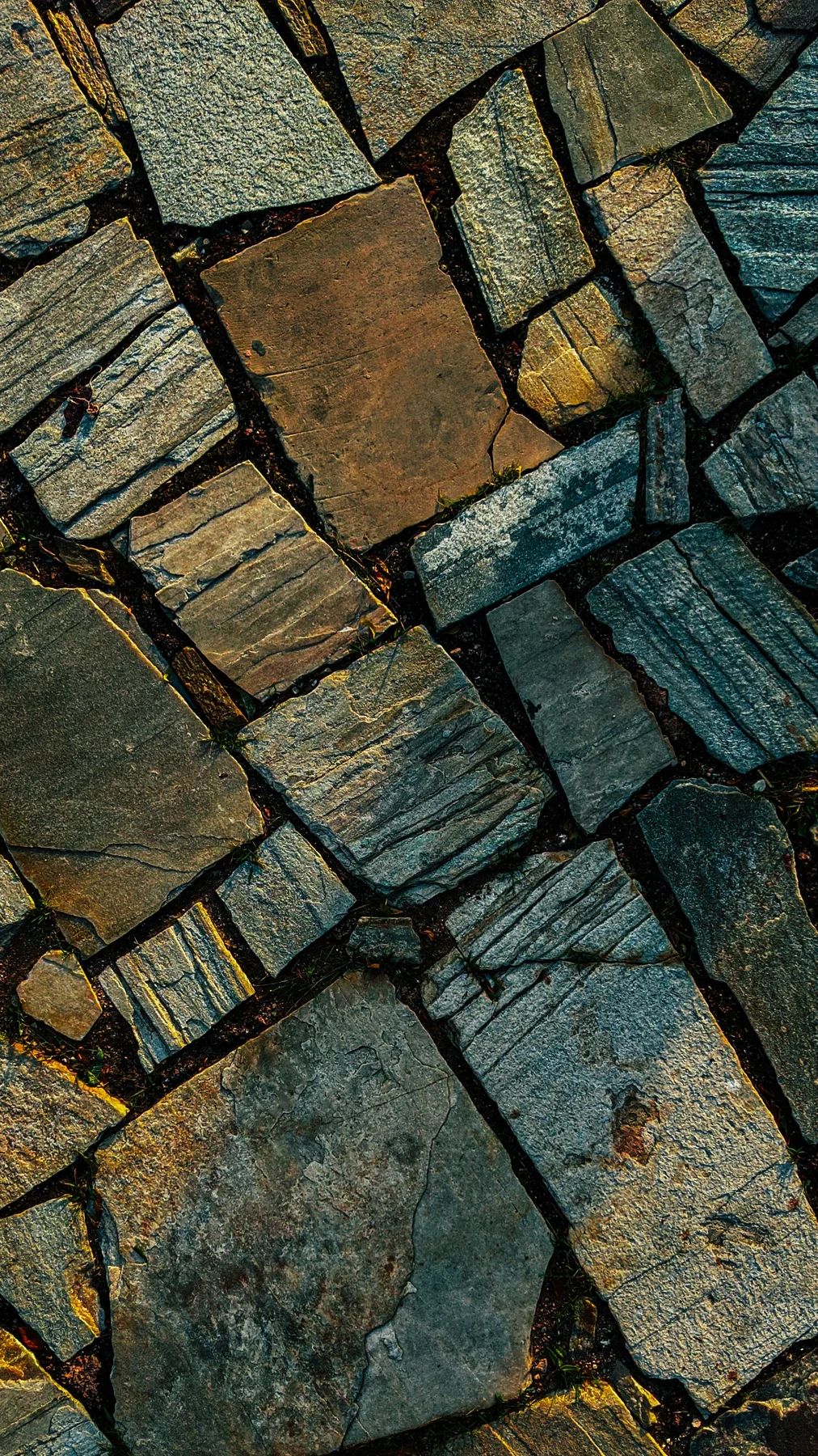 Geschichtete dunkle Natursteinoberfläche