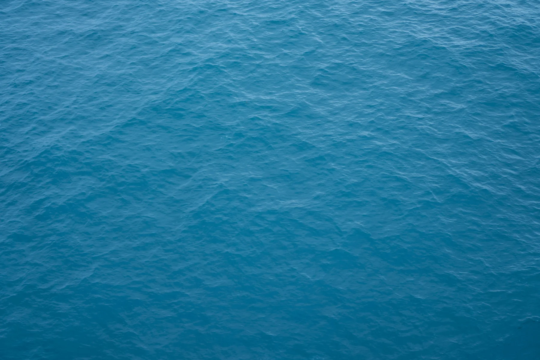 Sanft gekräuselte blaue Wasseroberfläche